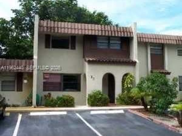23 N Valencia Dr, Unit 2-32, Davie, FL 33324