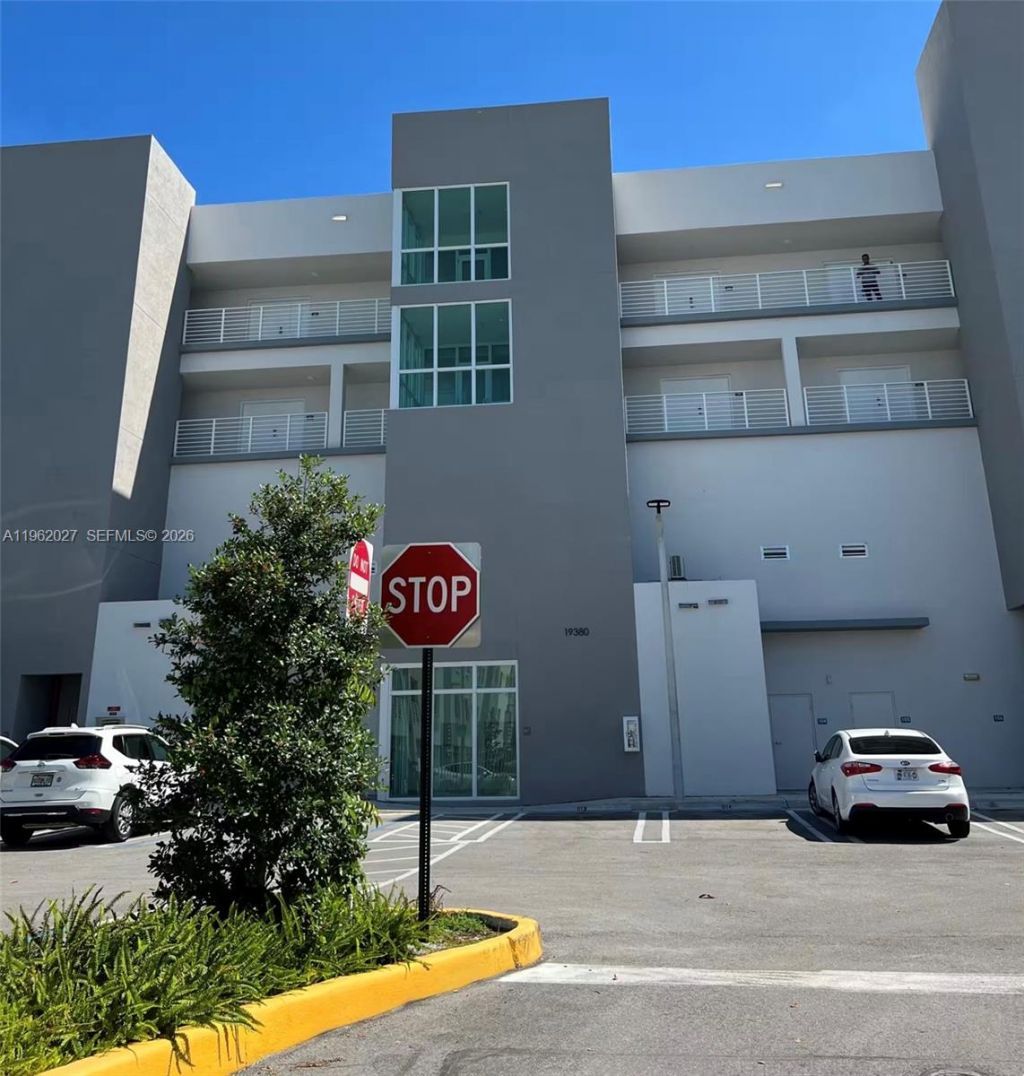 19380 NE 26th Ave , Unit 205, Miami, FL 33180 Photo