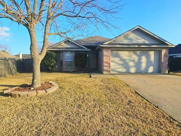 1025 Vaden Avenue, Burleson, TX 76028