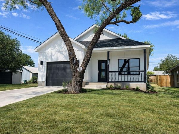 600 Fir LN, Cottonwood Shores, TX 78657