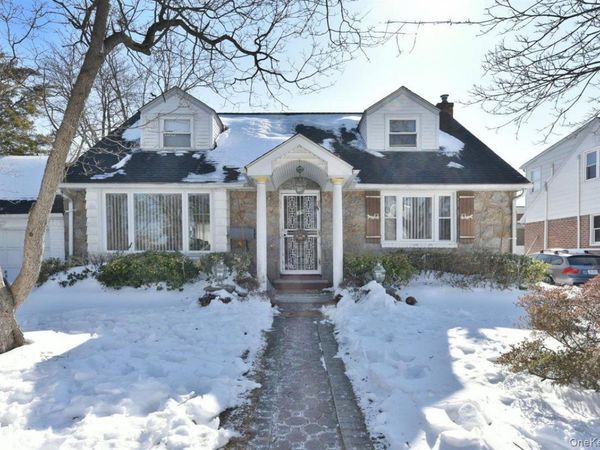 39 Greentree Road, Mineola, NY 11501