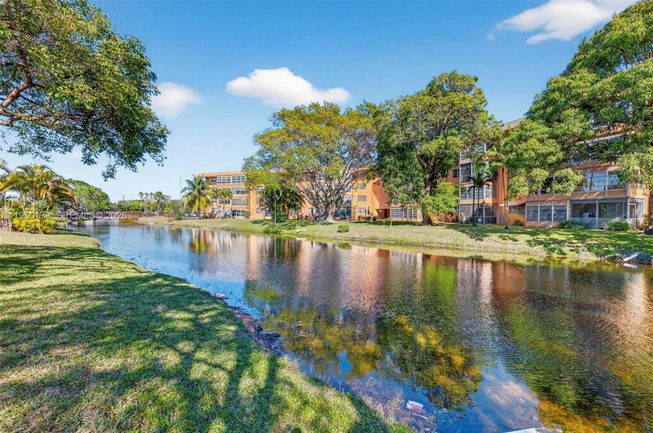 2900 NW 47th Ter, Unit 405B, Lauderdale Lakes, FL 33313 Photo