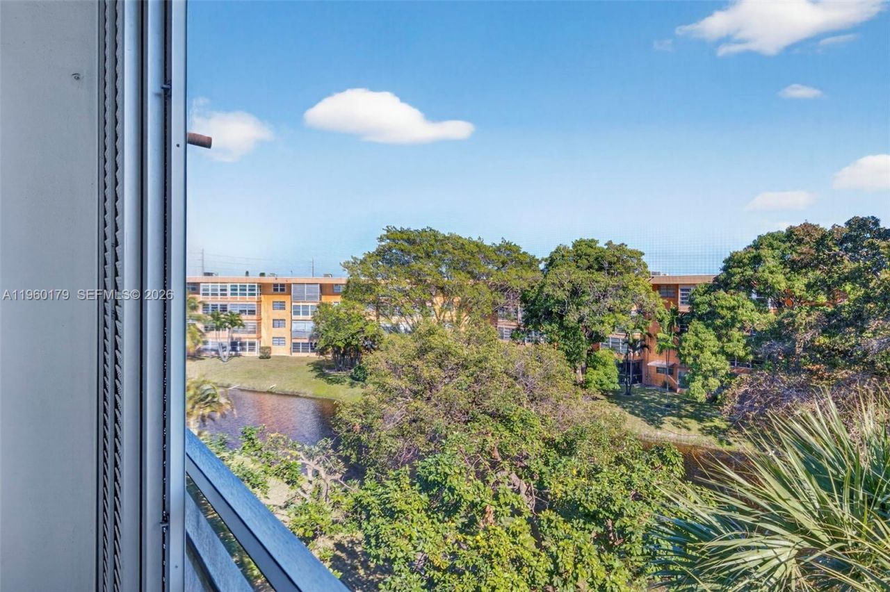 2900 NW 47th Ter, Unit 405B, Lauderdale Lakes, FL 33313 Photo