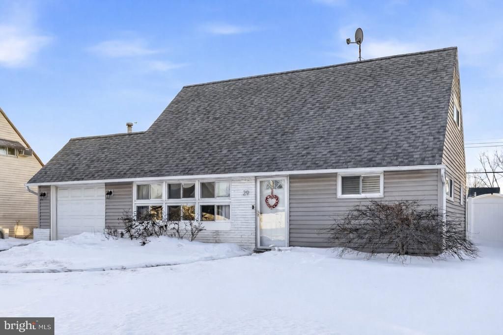 29 New Pond Lane, Levittown, PA 19054 Main Photo