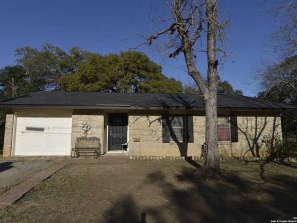 207 Hackberry, Bandera, TX 78003