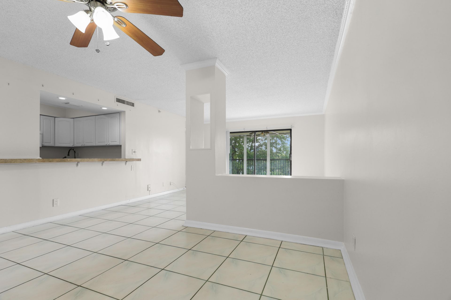 2112 S Cypress Bend Drive, Unit 404, Pompano Beach, FL 33069 Photo