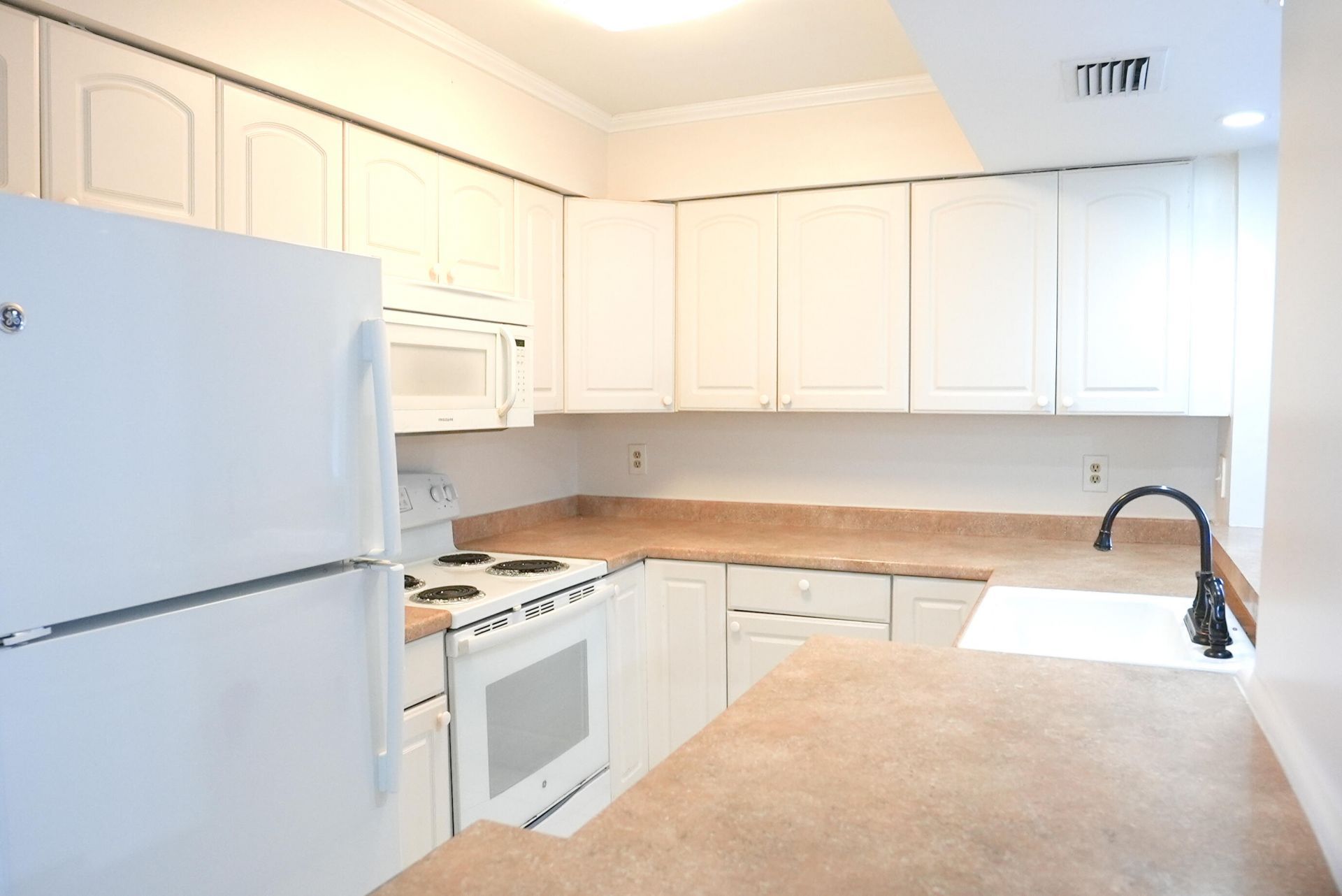 2112 S Cypress Bend Drive, Unit 404, Pompano Beach, FL 33069 Photo