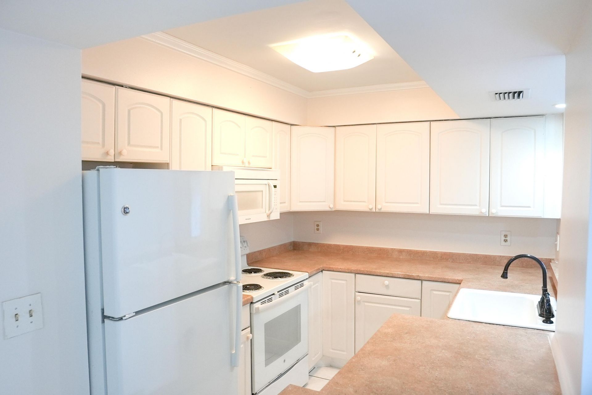 2112 S Cypress Bend Drive, Unit 404, Pompano Beach, FL 33069 Photo