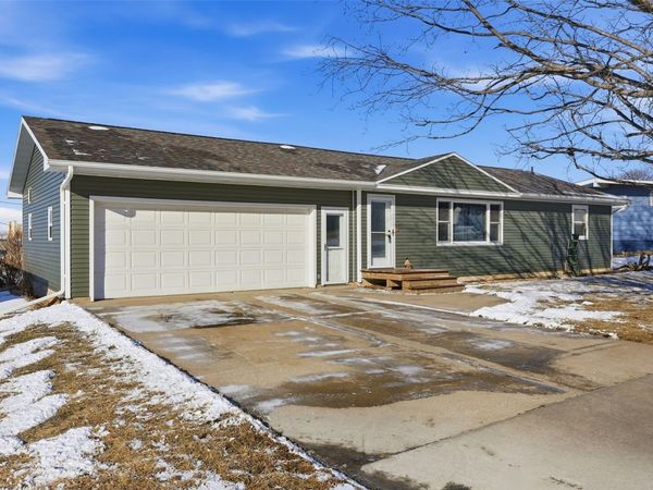 209 B Avenue, Newhall, IA 52315