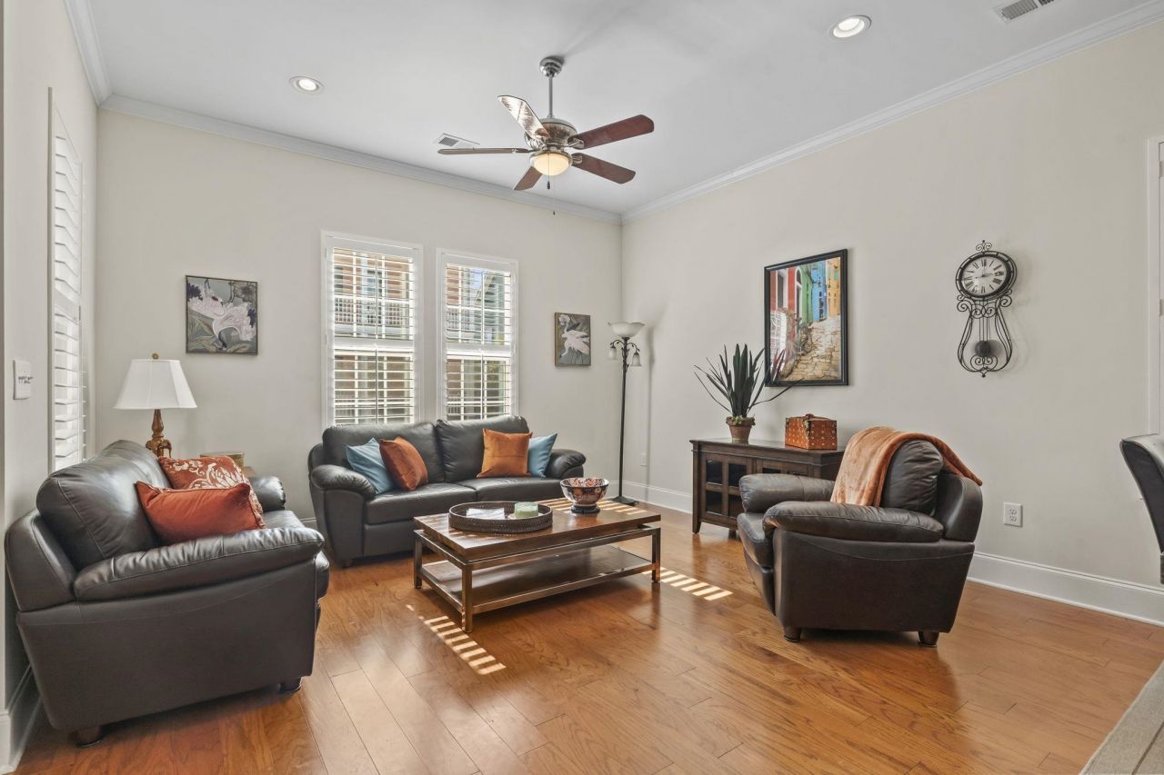 1441 Peterson St. Photo 4