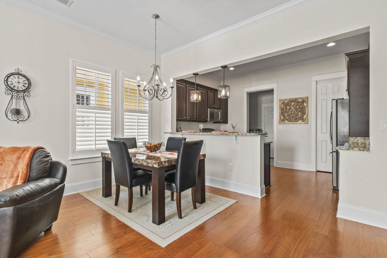 1441 Peterson St. Photo 6