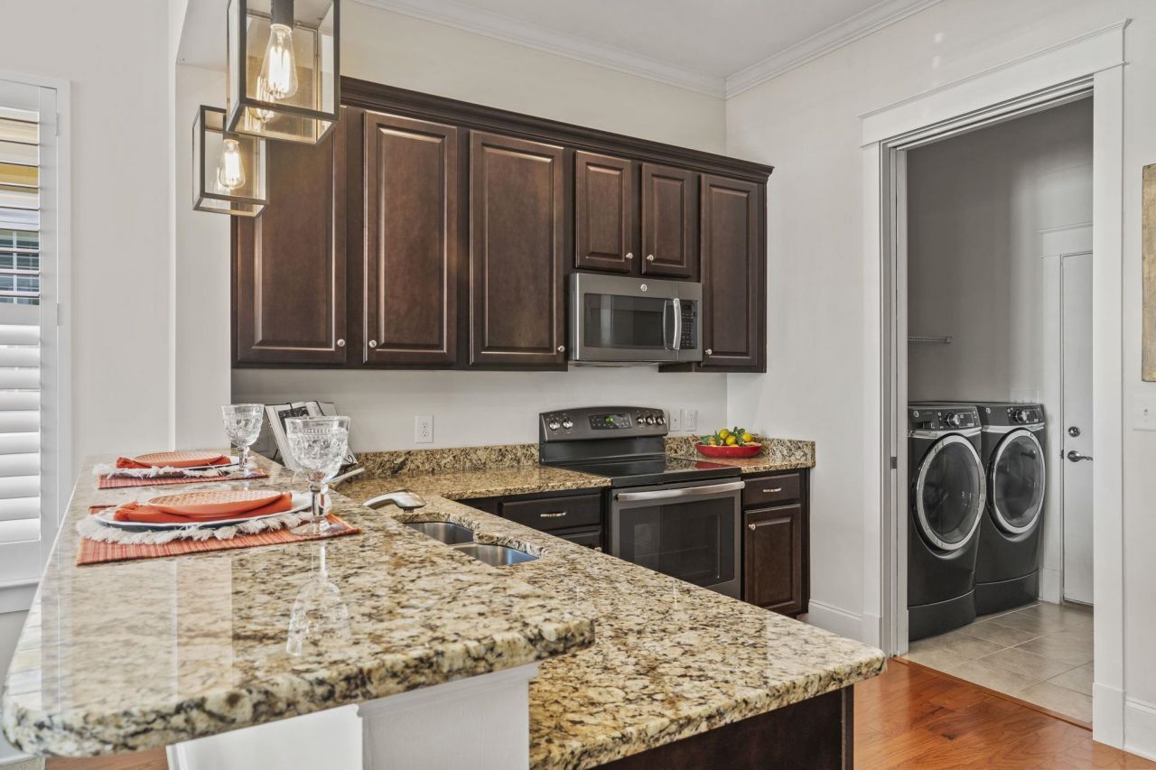 1441 Peterson St. Photo 8