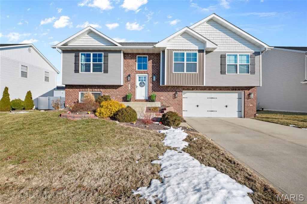 504 Dakotah Dr, Saint Jacob, IL 62281 Main Photo