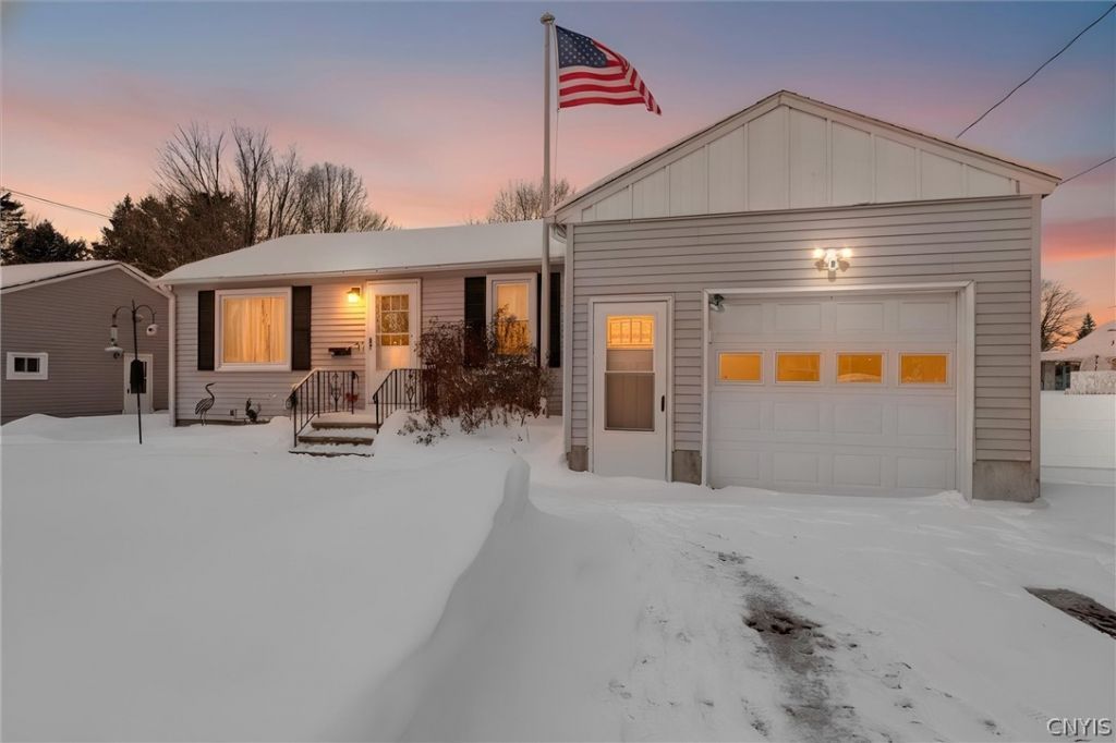 100 Clarence Drive, Syracuse, NY 13212 Main Photo