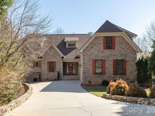 16 WINTERBERRY Drive , Hendersonville, NC 28739