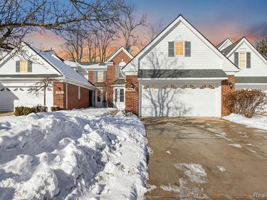606 Shady Maple Drive, Wixom, MI 48393