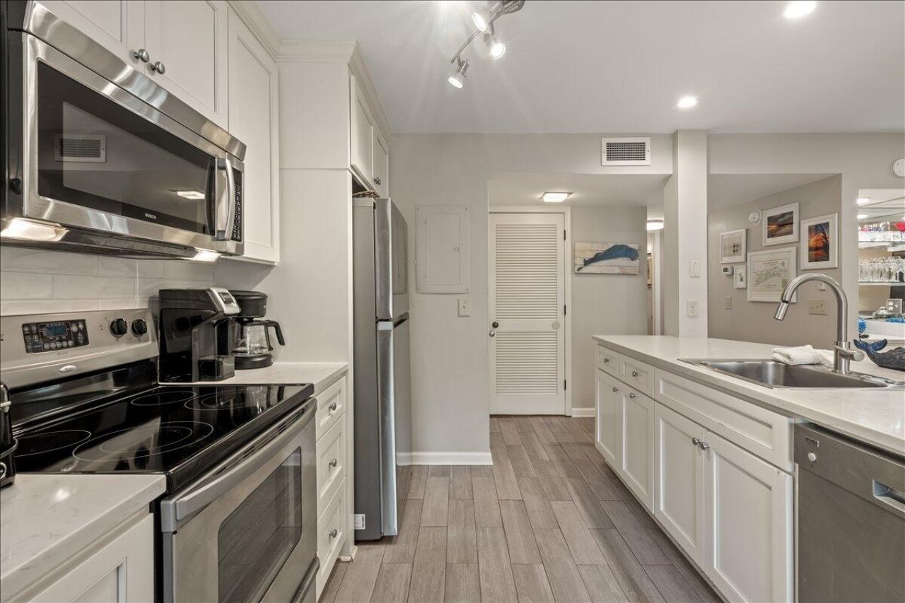 4755 Tennis Club Lane Photo 8