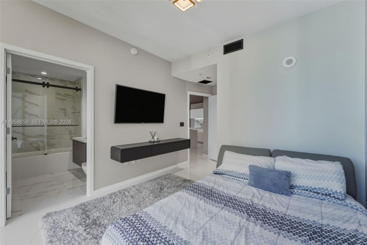 851 NE 1st Ave, Unit 4303, Miami, FL 33132 Photo