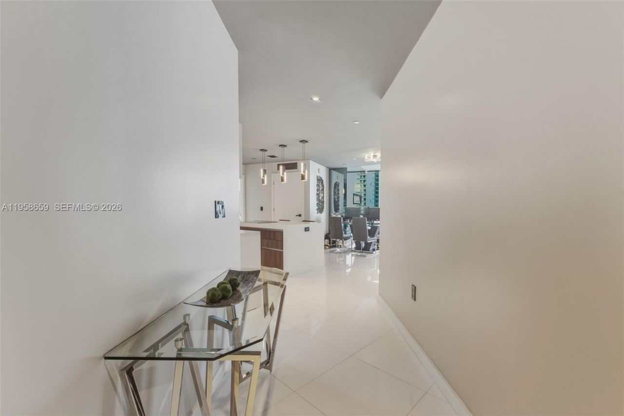 851 NE 1st Ave, Unit 4303, Miami, FL 33132 Photo