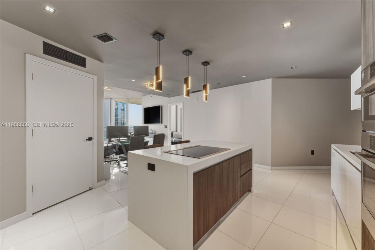 851 NE 1st Ave, Unit 4303, Miami, FL 33132 Photo