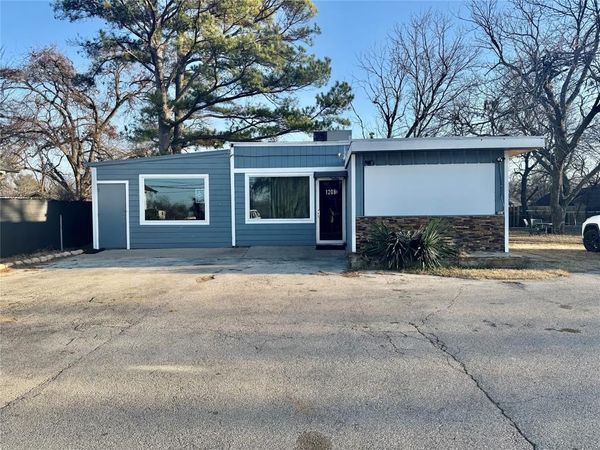 1208 E Henderson Street , Cleburne, TX 76031