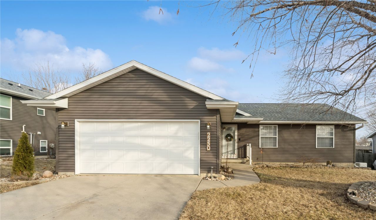 2250 Hillview Dr, Marion, IA 52302 Main Photo