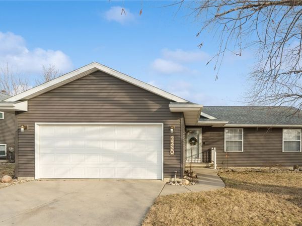 2250 Hillview Dr, Marion, IA 52302