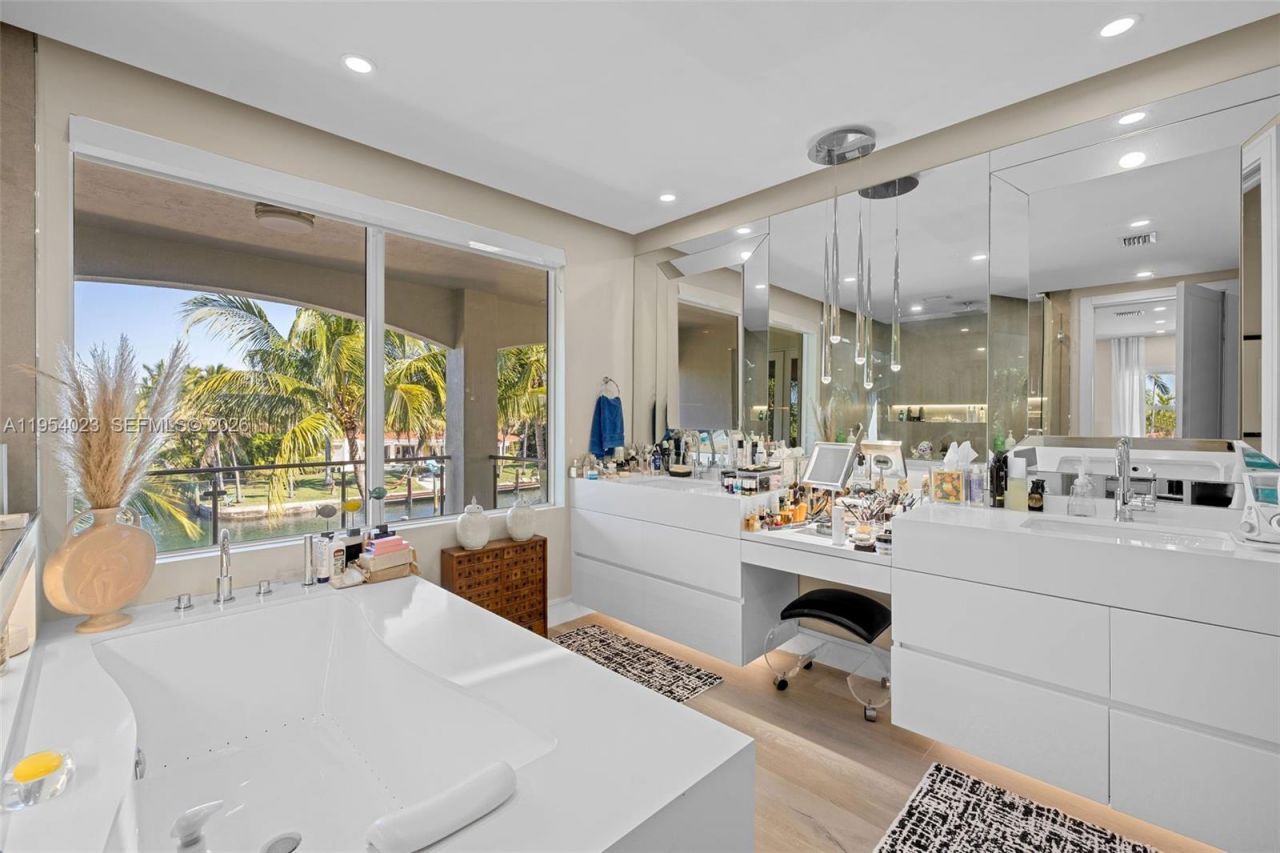 2125 Ixora Rd, North Miami, FL 33181 Photo