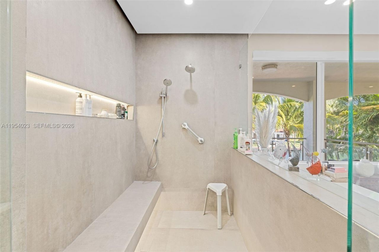 2125 Ixora Rd, North Miami, FL 33181 Photo