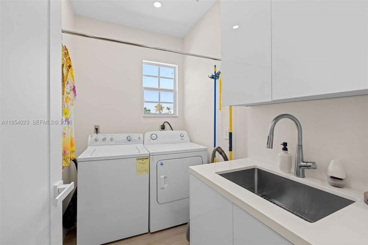 2125 Ixora Rd, North Miami, FL 33181 Photo