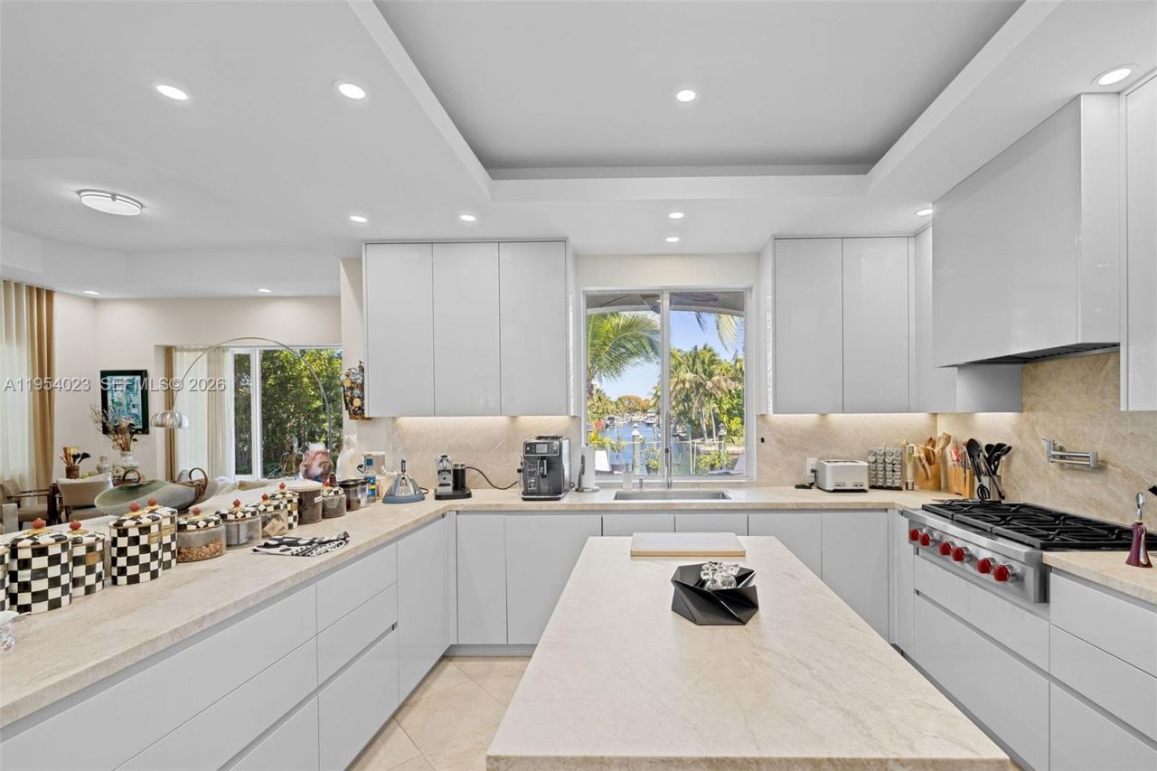 2125 Ixora Rd, North Miami, FL 33181 Photo