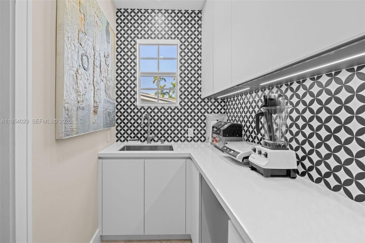 2125 Ixora Rd, North Miami, FL 33181 Photo