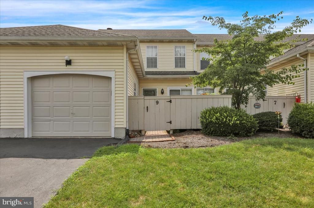 9 SPRING WALK COURT, LANCASTER, PA 17601