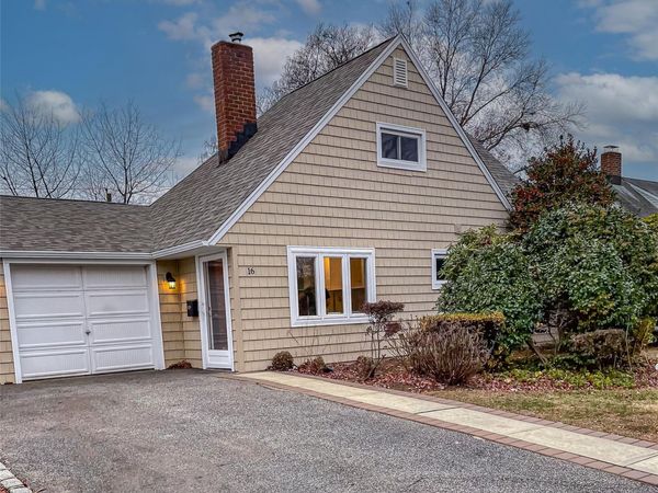 16 Sleepy Lane , Hicksville, NY 11801