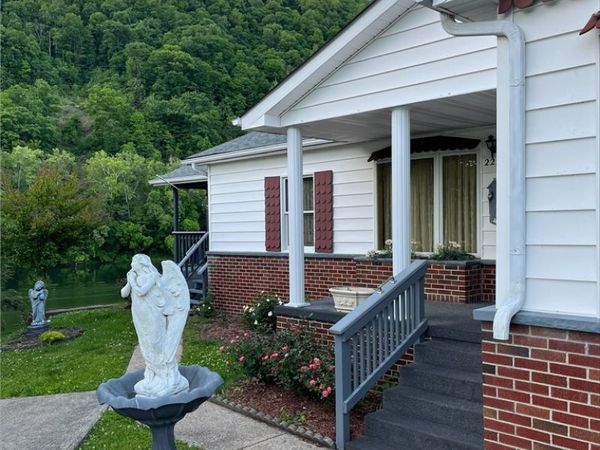 2222 Robin Avenue, East Bank, WV 25067