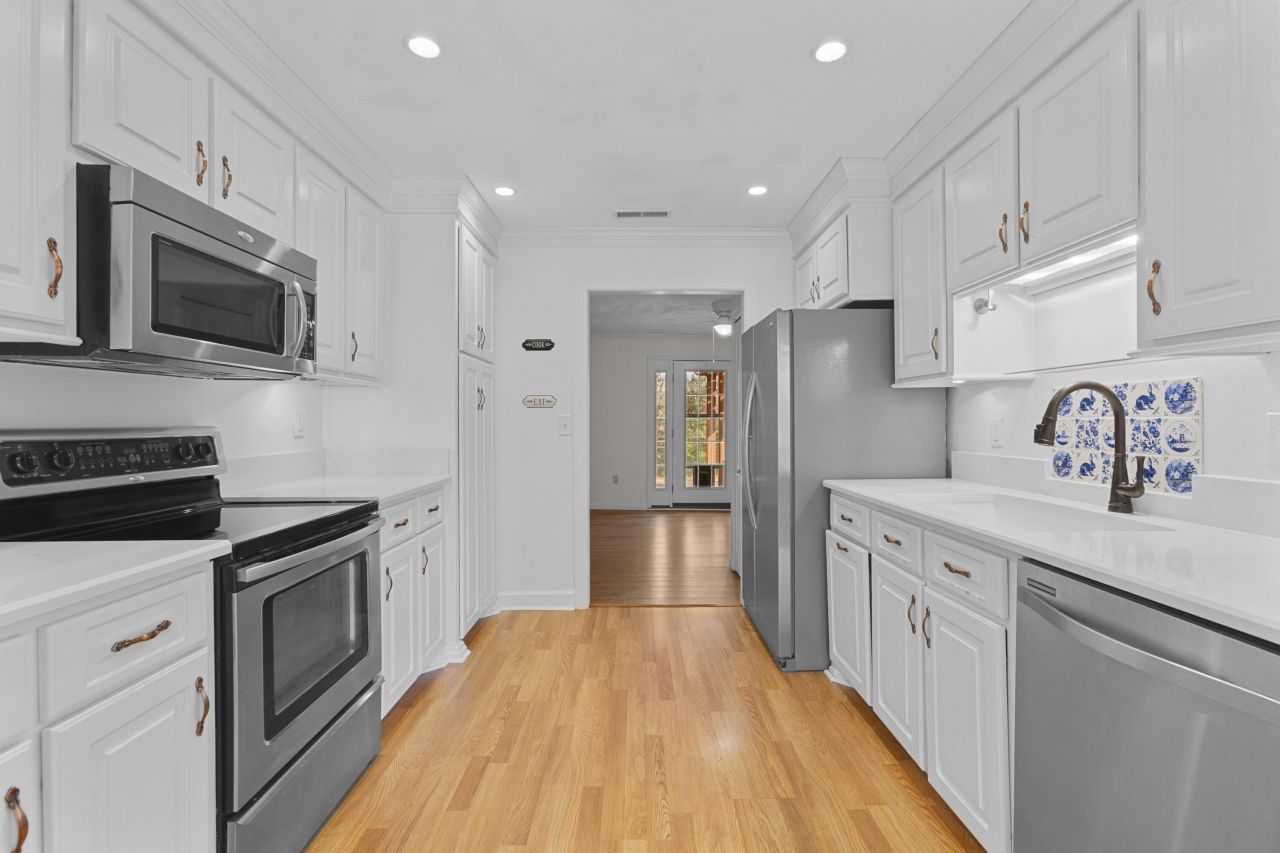 5806 Edinburgh Drive Photo 9