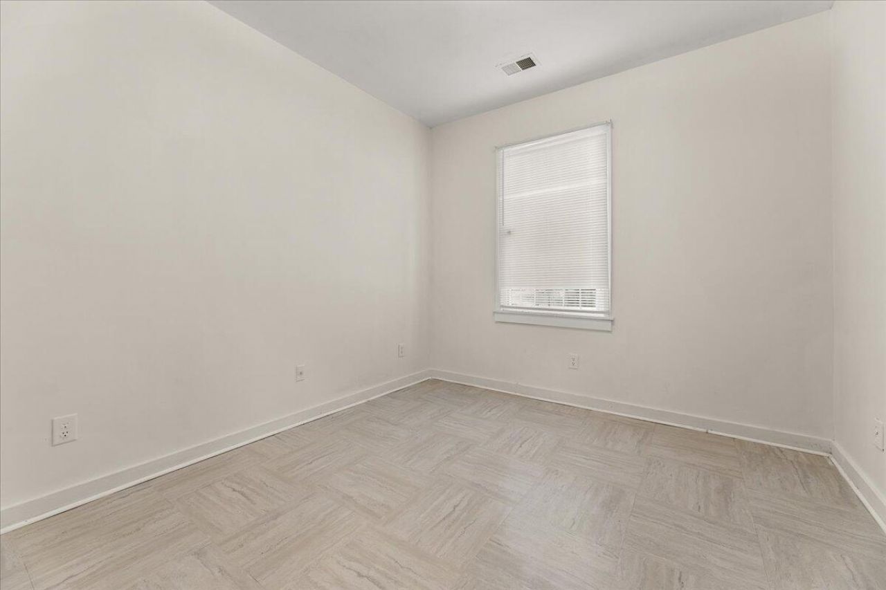 1093 King Street Photo 5