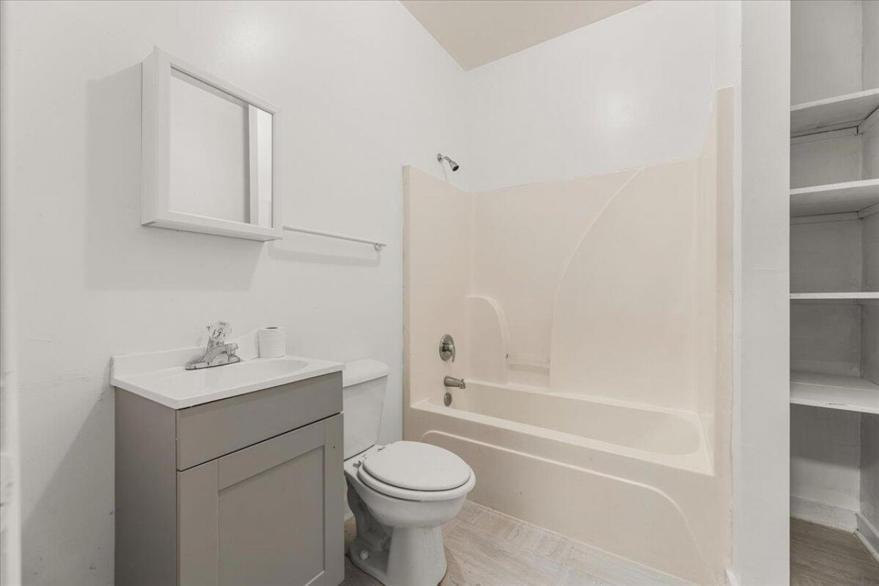 1093 King Street Photo 6