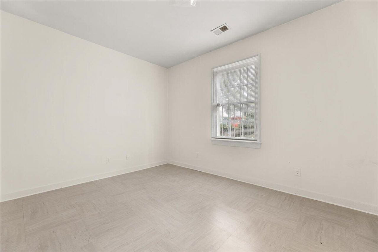 1093 King Street Photo 7