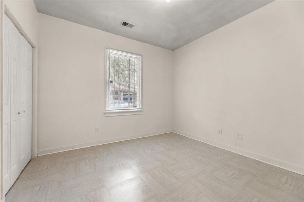 1093 King Street Photo 8