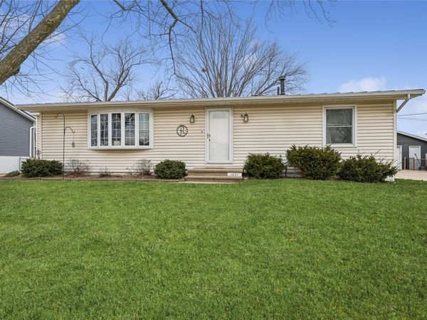 1032 Emmons Street, Hiawatha, IA 52233