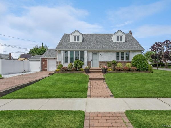 562 Bernice Road, Franklin Square, NY 11010