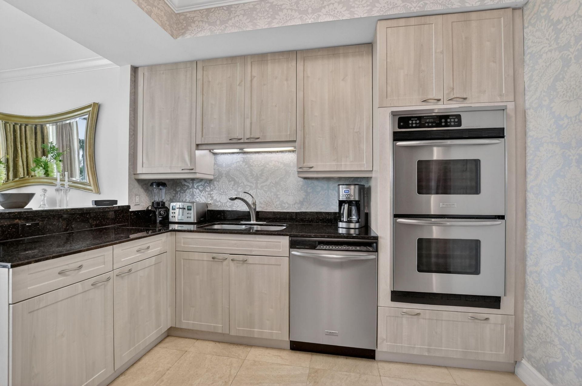 550 SE Mizner Boulevard, Unit B307, Boca Raton, FL 33432 Photo