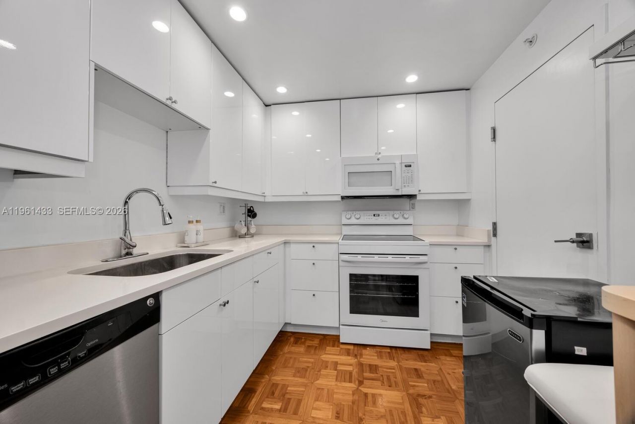 90 Edgewater Dr , Unit PH25, Coral Gables, FL 33133 Photo