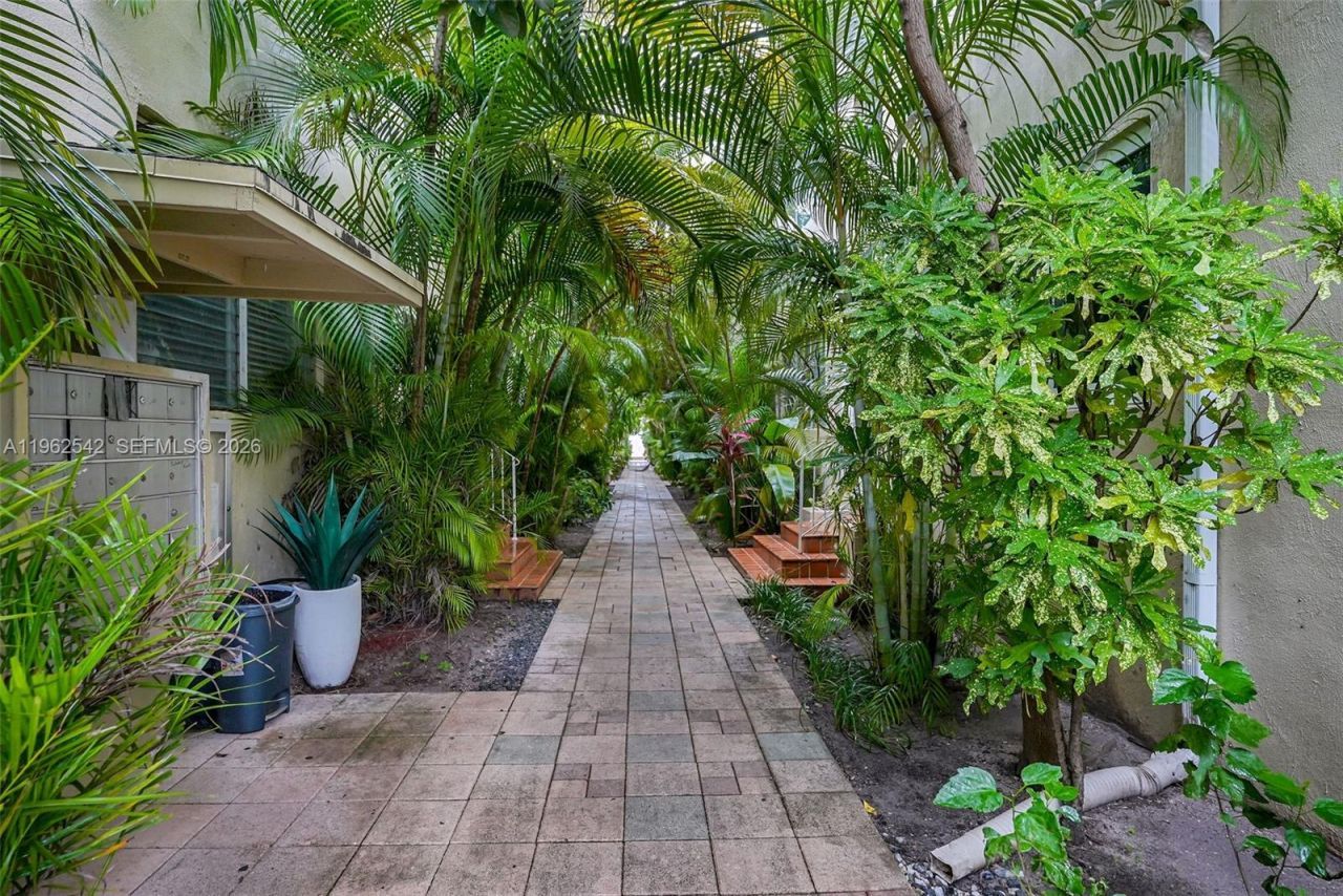 4740 Pine Tree Dr , Unit 28, Miami Beach, FL 33140 Photo