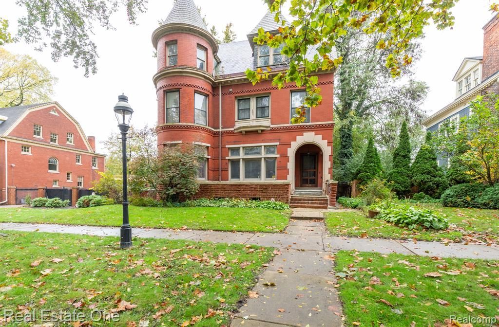 1023 Iroquois Street, Detroit, MI 48214 Main Photo