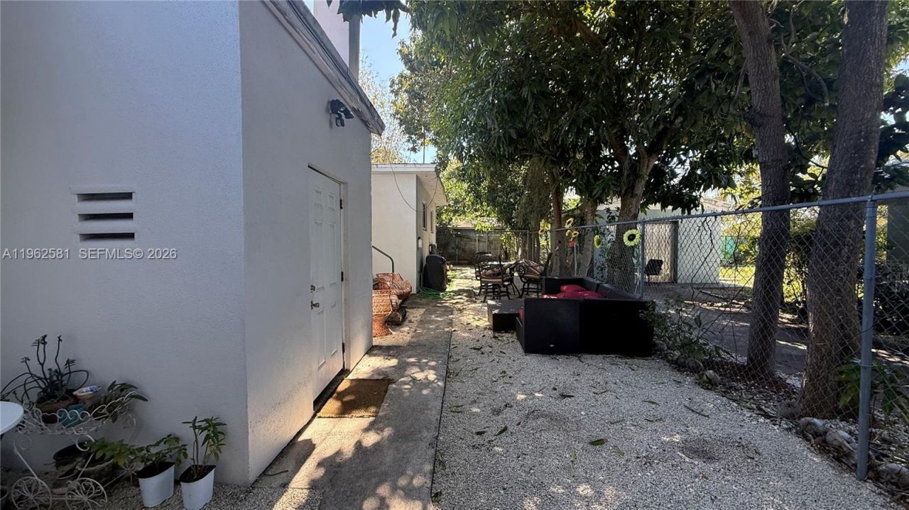 560 NE 67th St , Unit 4, Miami, FL 33138 Photo