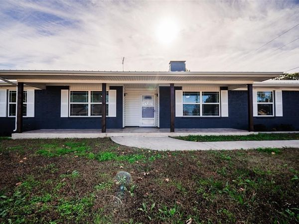 1911 College Street, Gainesville, TX 76240