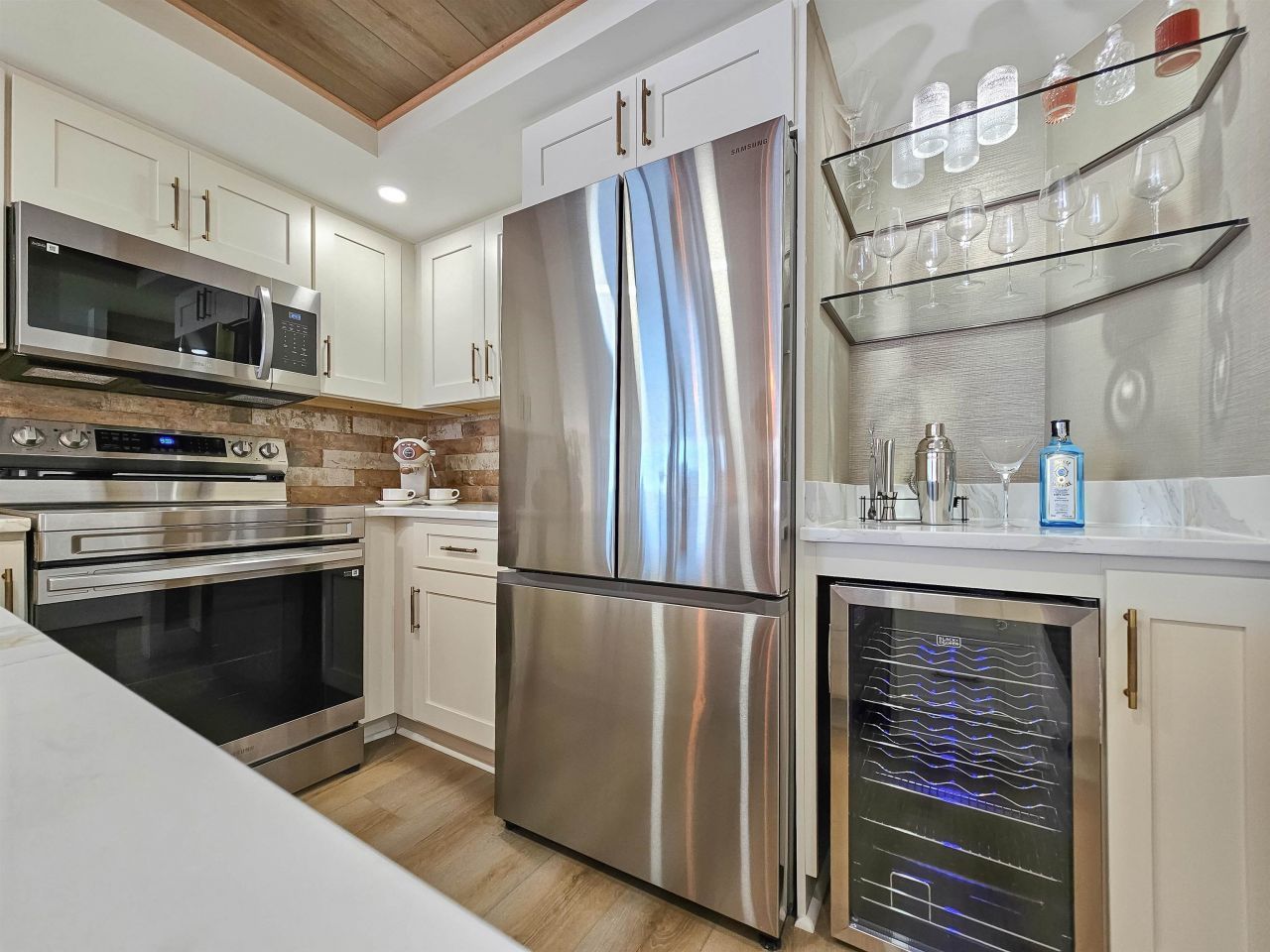 9820 Queensway Blvd. Photo 10