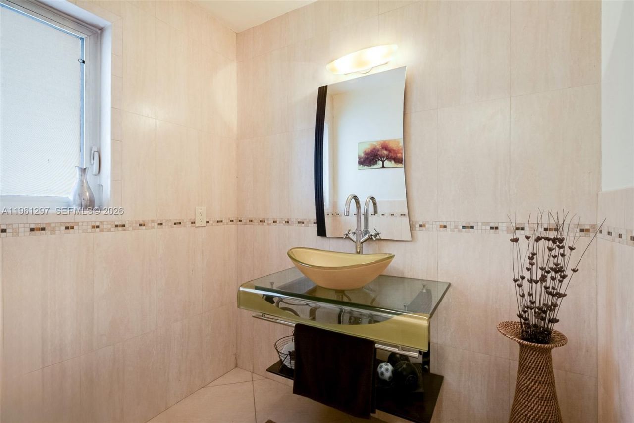 1925 NE 214th Ter, Miami, FL 33179 Photo